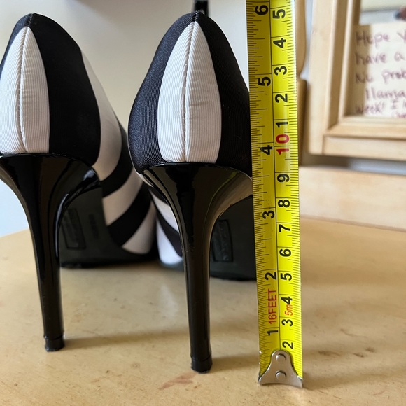 Black and white striped heels, pointed toe (6.5) - Picture 7 of 7